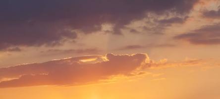 il cielo con le nuvole durante il tramonto foto