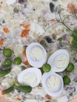 una tradizionale insalata di olivier russa foto