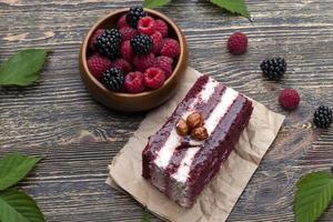 una torta a base di torte rosse al gusto di frutti di bosco foto