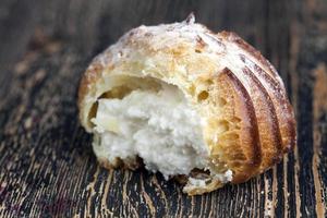 torta alla crema con ripieno di cagliata dolce foto