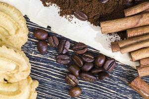 cannella, biscotti e chicchi di caffè aromatici foto