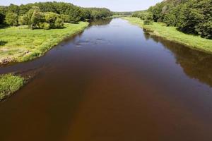 un paesaggio estivo con fiume foto