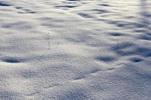 cumuli di neve nella stagione invernale foto