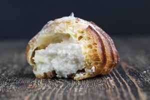 torta alla crema con ripieno di cagliata dolce foto