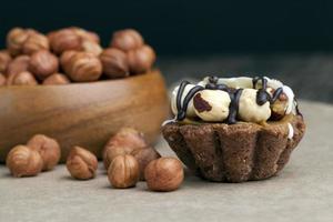 torta al cioccolato con torrone e nocciole tostate foto