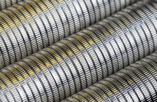 molte monete metalliche rotonde di colore argento illuminate con colore dorato foto