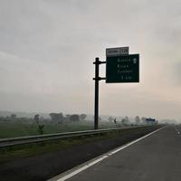 una giornata nebbiosa sulle autostrade foto