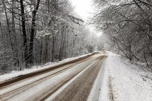 la strada invernale - la strada coperta di neve per una stagione invernale foto