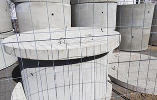 nuovi grandi pozzi cilindrici in cemento foto