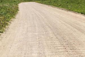 parte di una strada sabbiosa in campagna foto