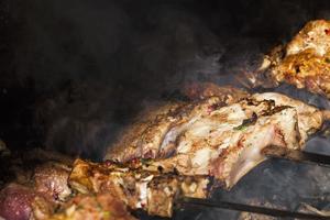 carne fresca durante la sua tostatura foto