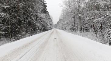 strada sotto la neve foto