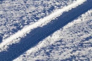 strada invernale con solchi foto