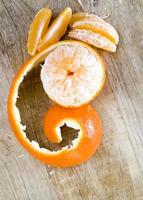 mandarino arancia maturo sbucciato foto