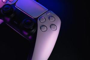 controller di gioco di nuova generazione con luci colorate su sfondo scuro. foto