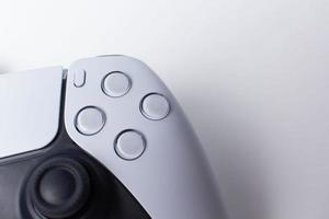 controller di gioco di nuova generazione isolato su sfondo bianco. foto