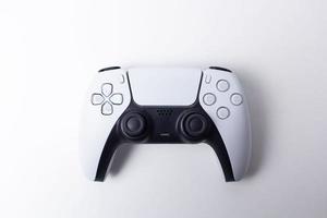 controller di gioco di nuova generazione isolato su sfondo bianco. foto