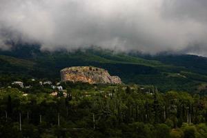 roccia rossa, scogliera nella valle del gurzuf sulla costa meridionale della penisola della Crimea, situata ad un'altitudine di 430 metri sul livello del mare. foto