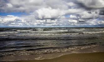 piccole onde sul mar baltico foto