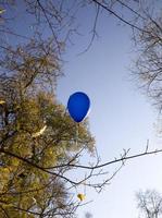 volare nel cielo blu in mongolfiera foto