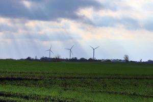 vista panoramica sui mulini a vento di energia alternativa in un parco eolico nel nord europa foto