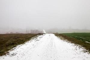 strada invernale con solchi foto