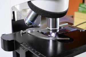microscopio al laboratorio del sangue foto