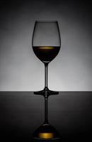 sagoma di vino bianco di vetro foto