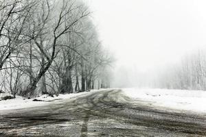 strada invernale con neve foto