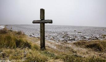 vecchia croce cristiana in legno foto