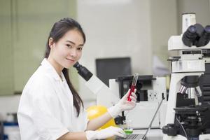 scienziato facendo test chimici in laboratorio