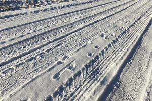 tracce dell'auto sulla strada foto