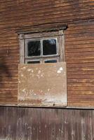 vecchia casa in legno abbandonata foto