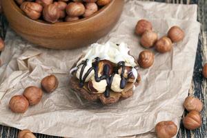 torta al cioccolato con torrone e nocciole tostate foto