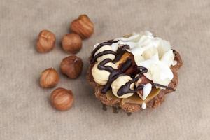 torta al cioccolato con torrone e nocciole tostate foto