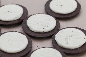 biscotti al cioccolato con ripieno di crema cremosa foto