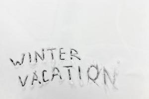 parole vacanze invernali disegnate sulla neve foto