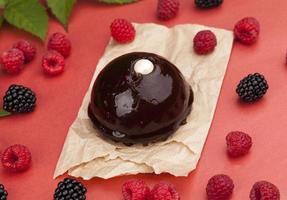 torta al cioccolato con ripieno di lamponi foto