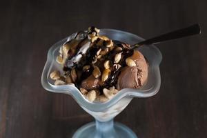 gelato al cioccolato con arachidi, caramello e cioccolato foto