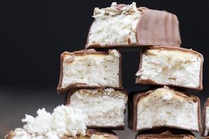 torrone cremoso ricoperto di cioccolato al latte foto