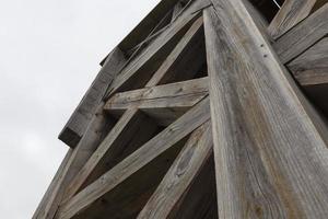 robusti scaffali di vecchie scale di legno foto