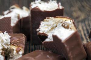 torrone cremoso ricoperto di cioccolato al latte foto