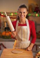 casalinga con il mattarello in cucina decorata di Natale