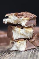 torrone cremoso ricoperto di cioccolato al latte foto