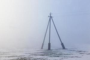 pali elettrici nella stagione invernale, installati in campo foto