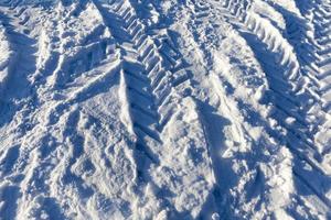 una strada innevata nella stagione invernale foto