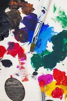 mischiate insieme pitture multicolori per creatività e disegno foto
