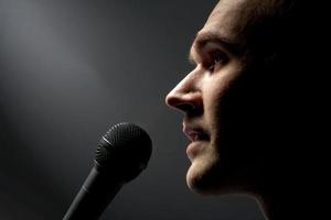 uomo che canta al microfono