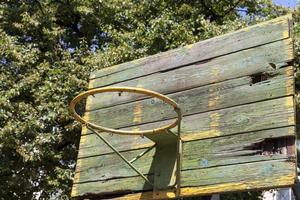 un vecchio anello da basket nel cortile foto