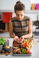 giovane casalinga con verdure in cucina foto